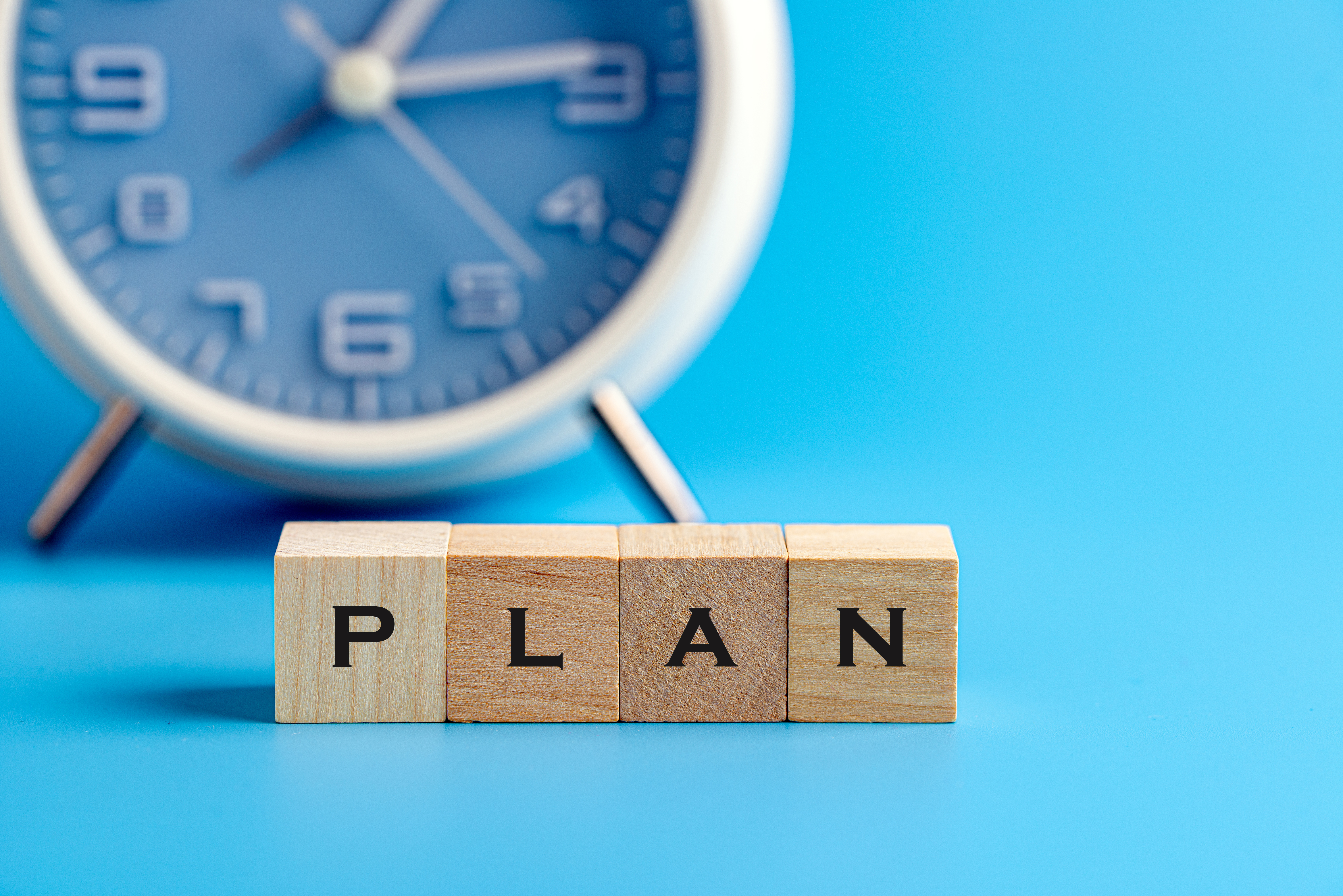 時計と積み木でできたPLANの文字