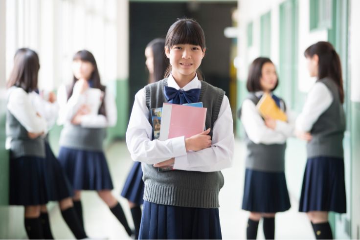 学校に通う女子中学生