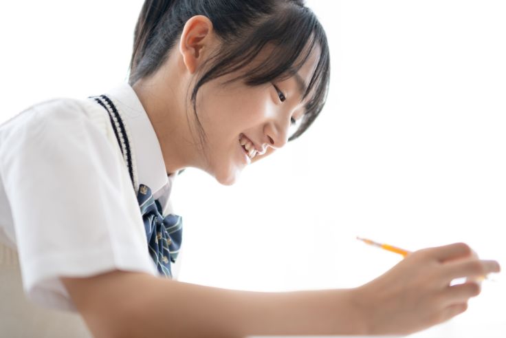 意欲的に勉強する少女
