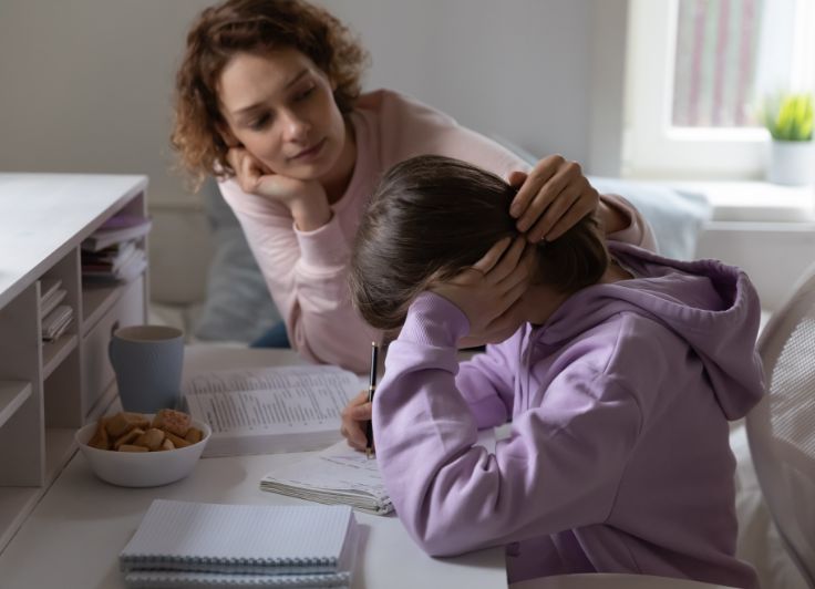 勉強する娘を気遣う母親