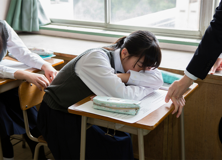 授業中に寝ている女子中学生