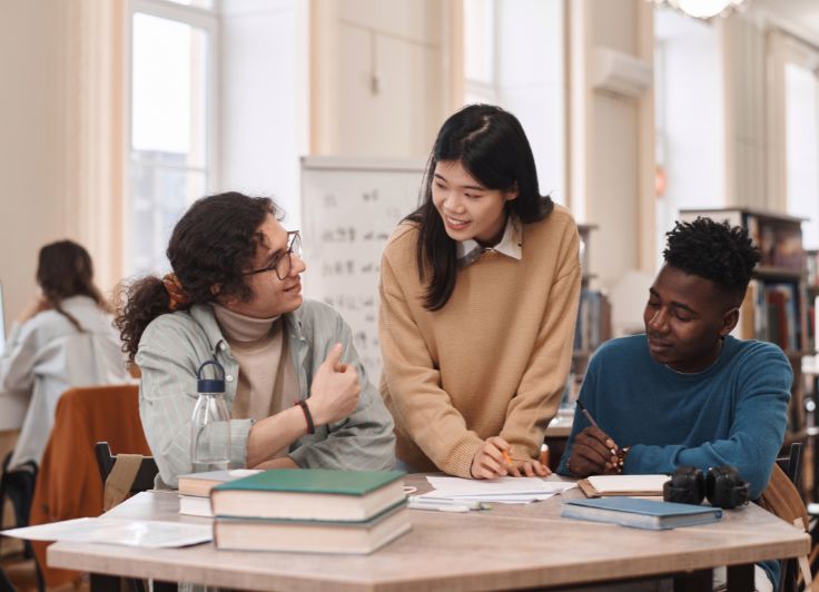 留学先の学生と話す様子