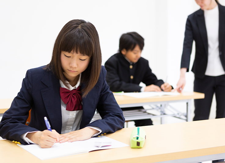 塾で勉強する中学生