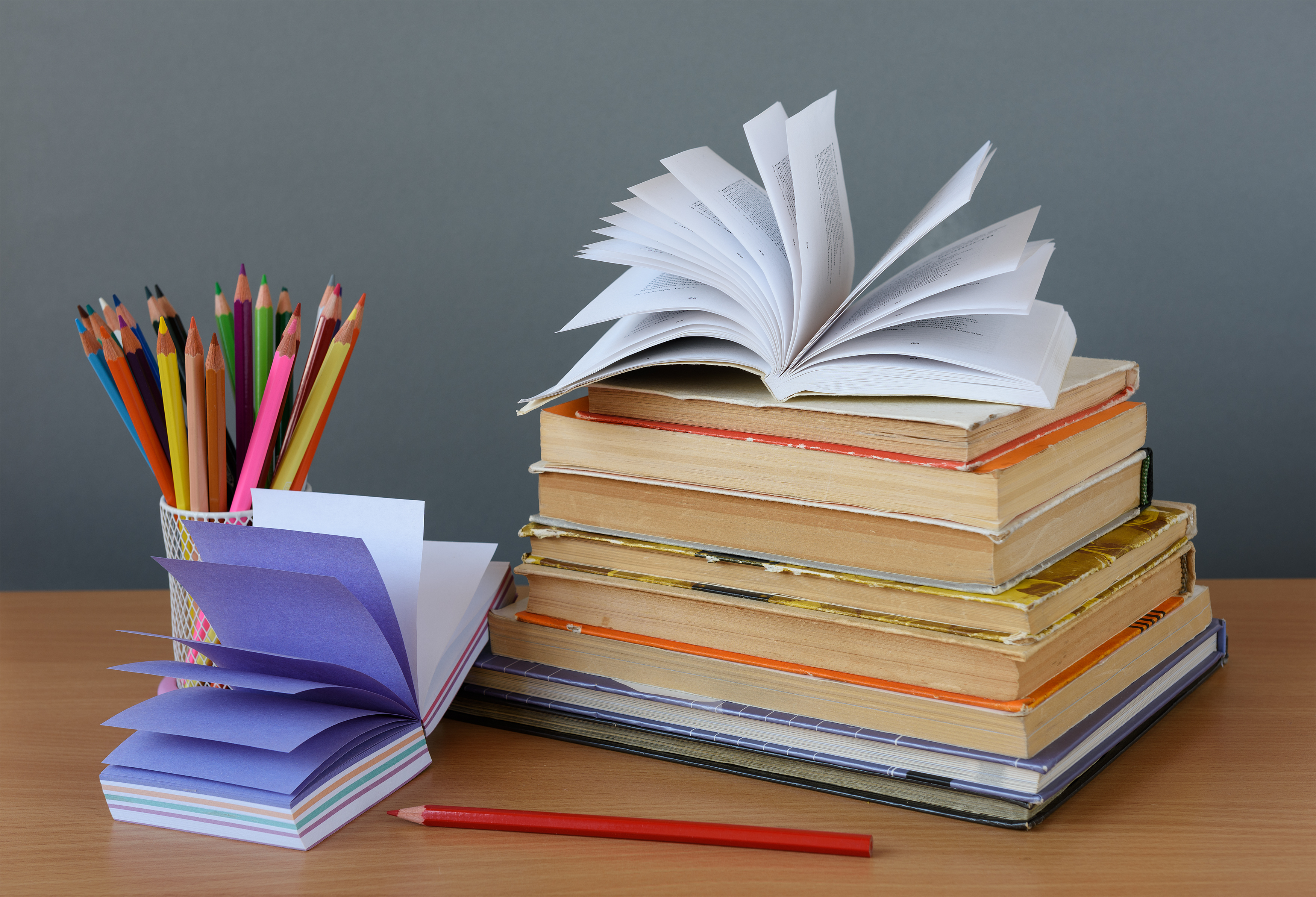 机に置かれたさまざまなノート