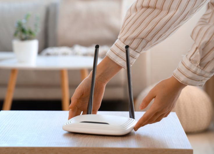 wi-fiルーターを設置する人