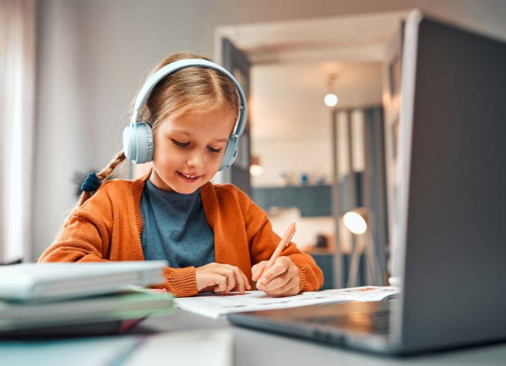 ノートパソコンを使ってオンライン学習する少女
