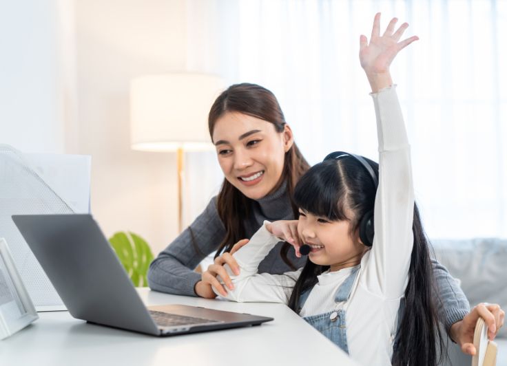 楽しそうにオンライン授業を受ける親子
