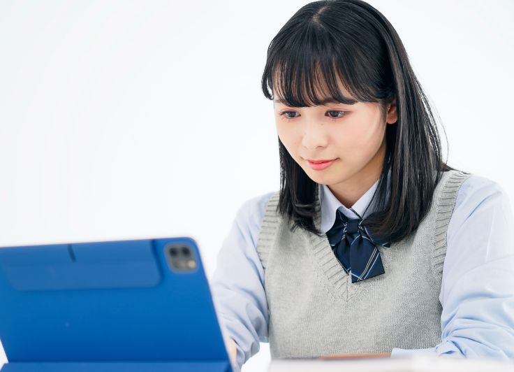 オンライン塾を受講する中学生