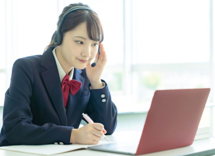 オンライン塾で回答を聞く中学生