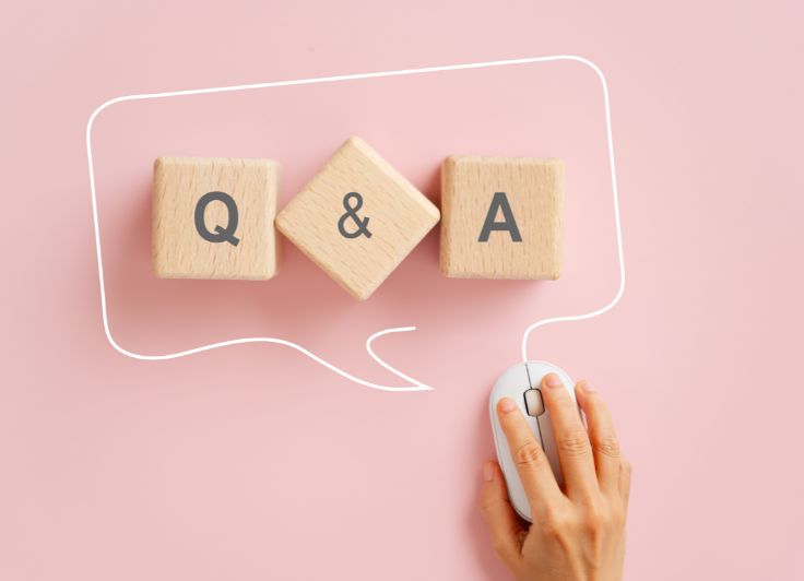 ピンクの背景にQ&Aと書かれた木のブロック