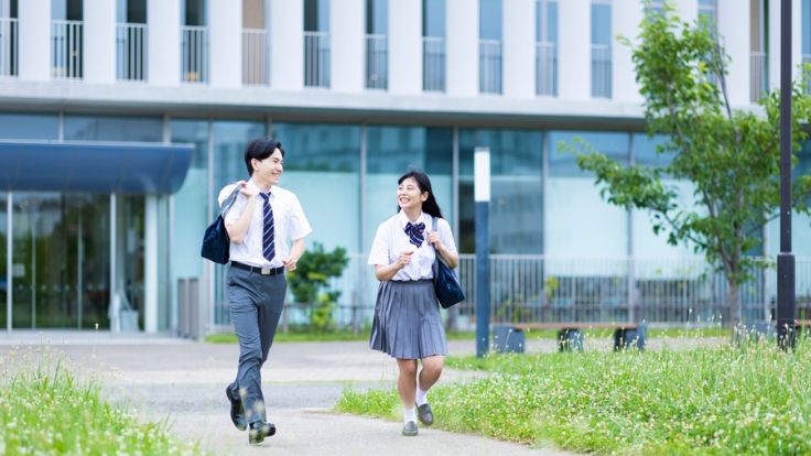 笑いあう高校生