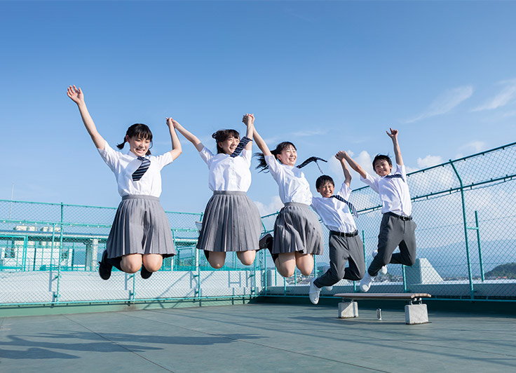 屋上でジャンプする高校生