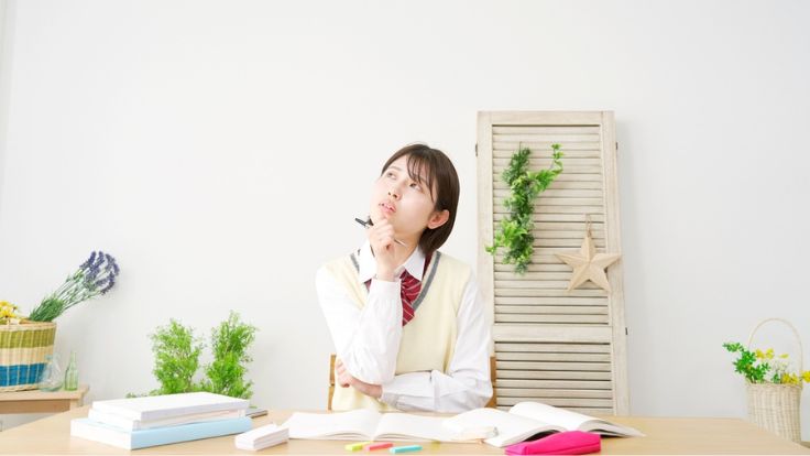 自室で悩む学生
