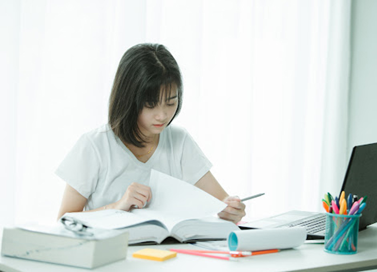 自宅で勉強する女の子