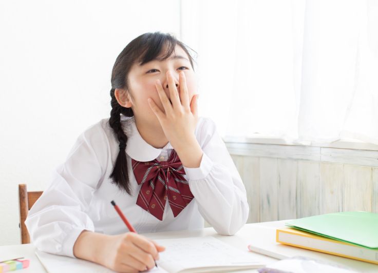 あくびをしている女子学生