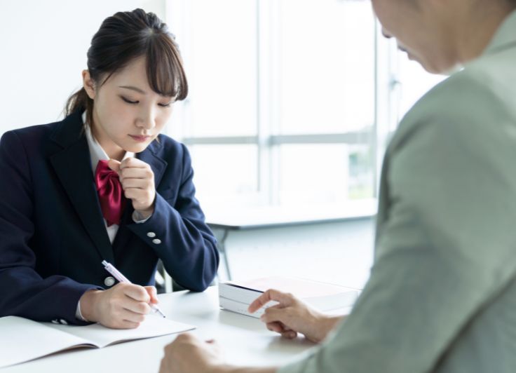 勉強している女子学生