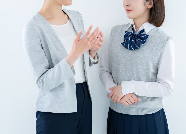 勉強している女子学生と教師