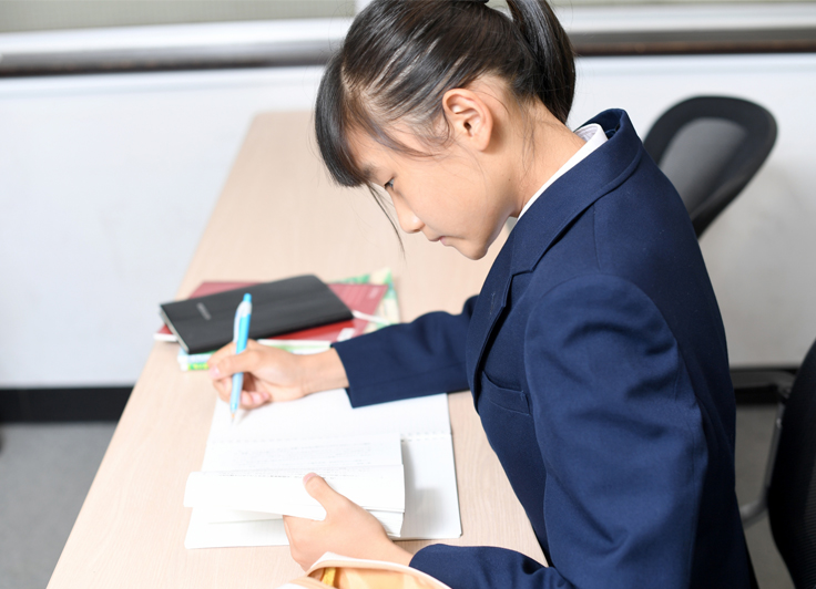 張り切って受験勉強に取り掛かる女の子