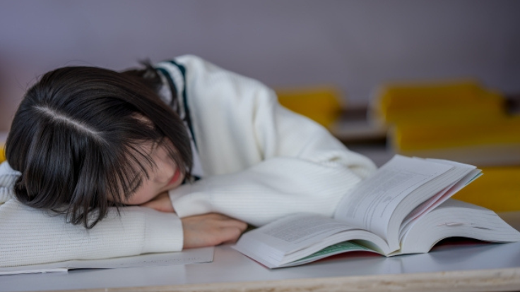 勉強につかれた女子生徒