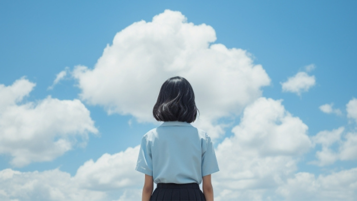 青空を見る女性