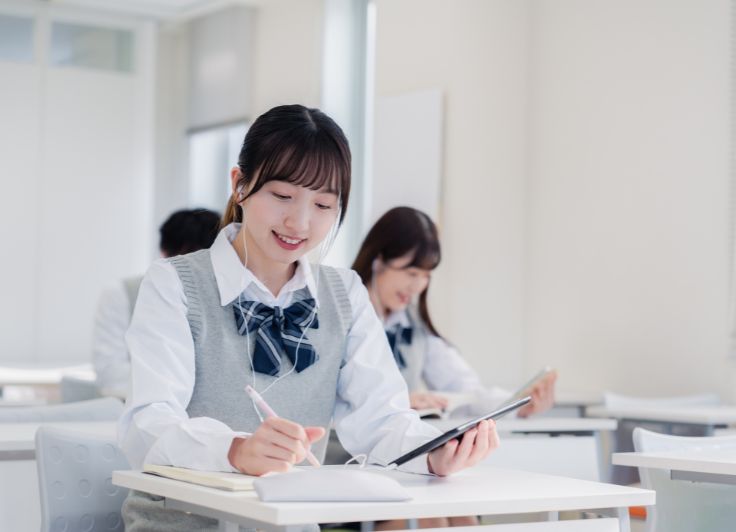 勉強している女子高生