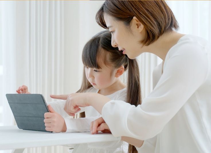 親子でタブレット学習をする様子