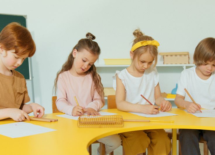 自習をする小学生の男女4人