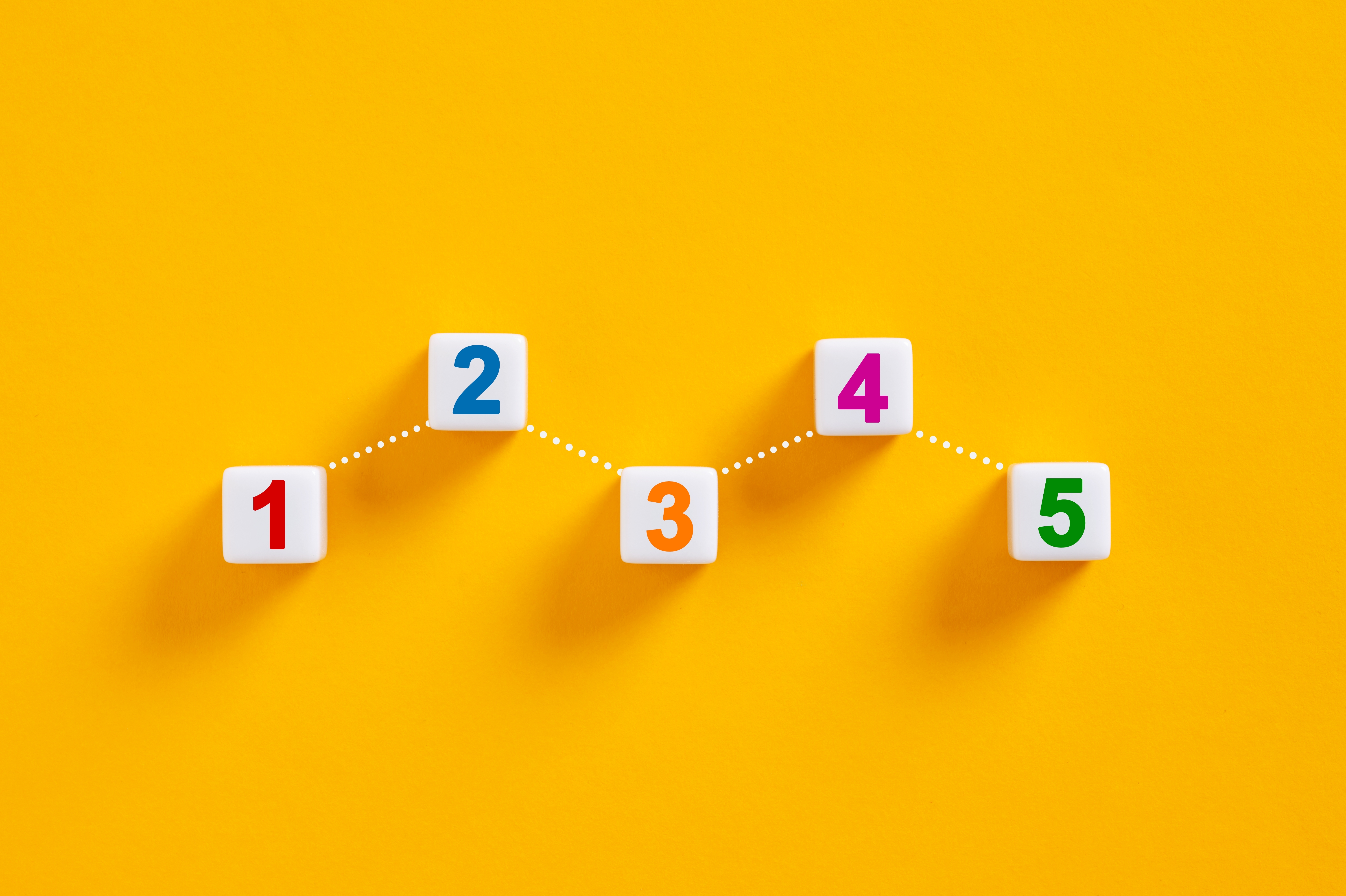 1から5の数字が書かれたサイコロ