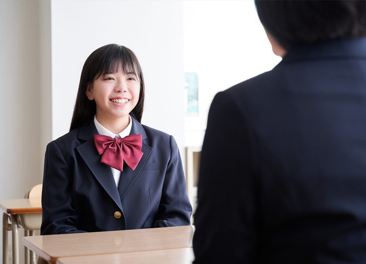 面接を受ける女子学生