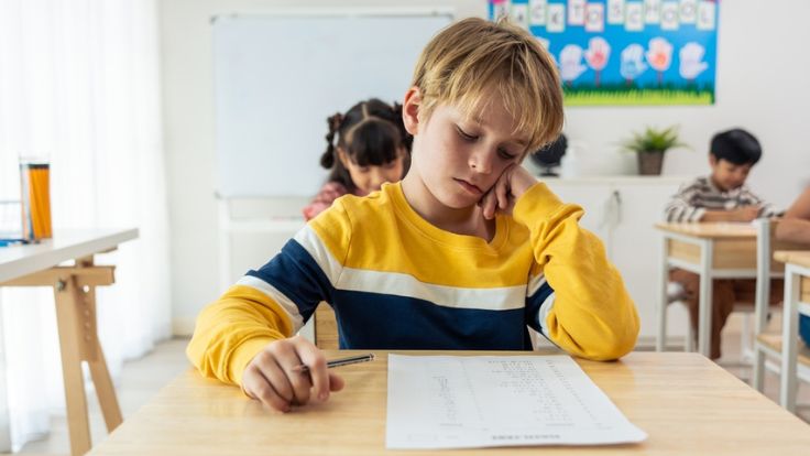 テストを受ける小学生