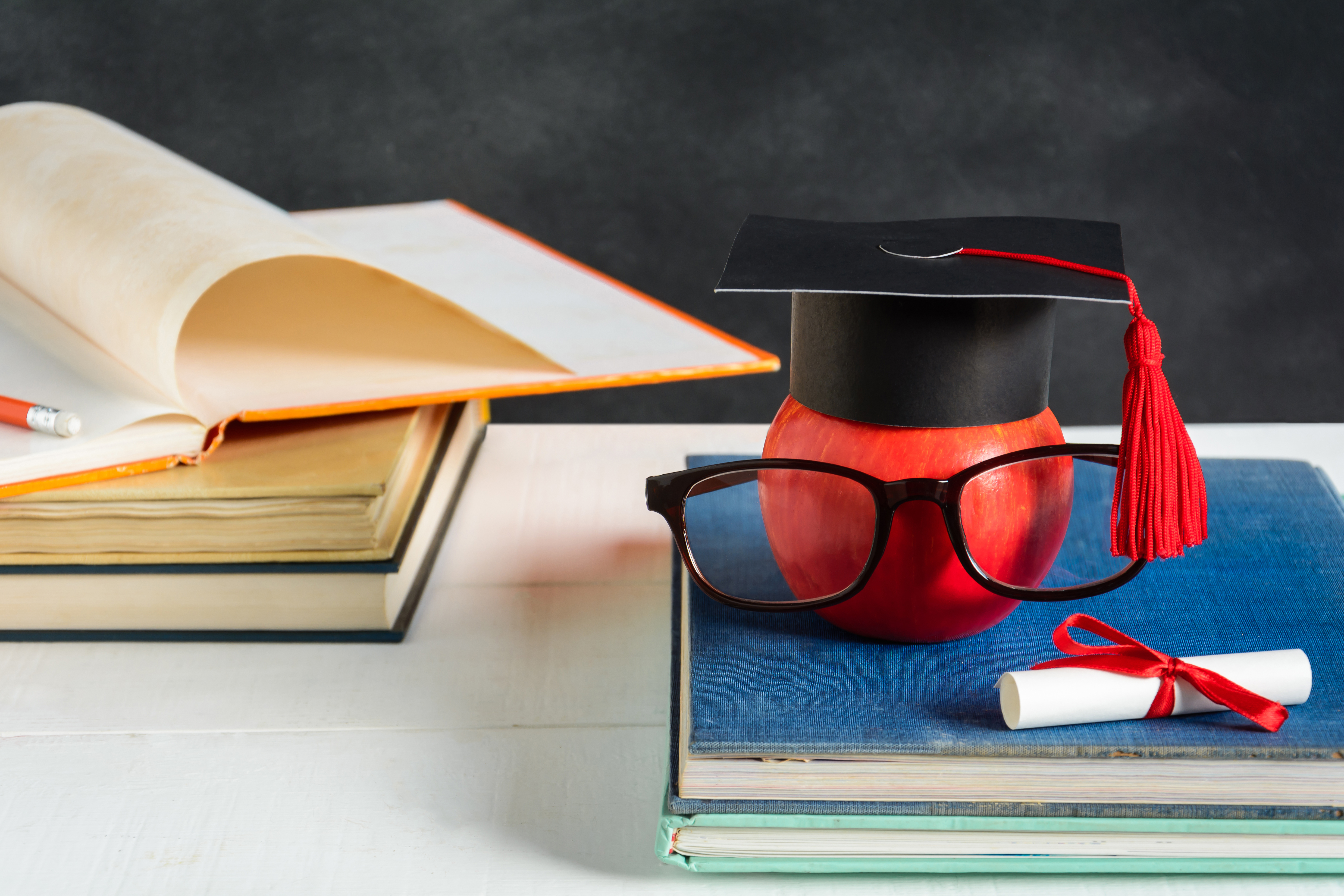 メガネを掛けたりんごとノート