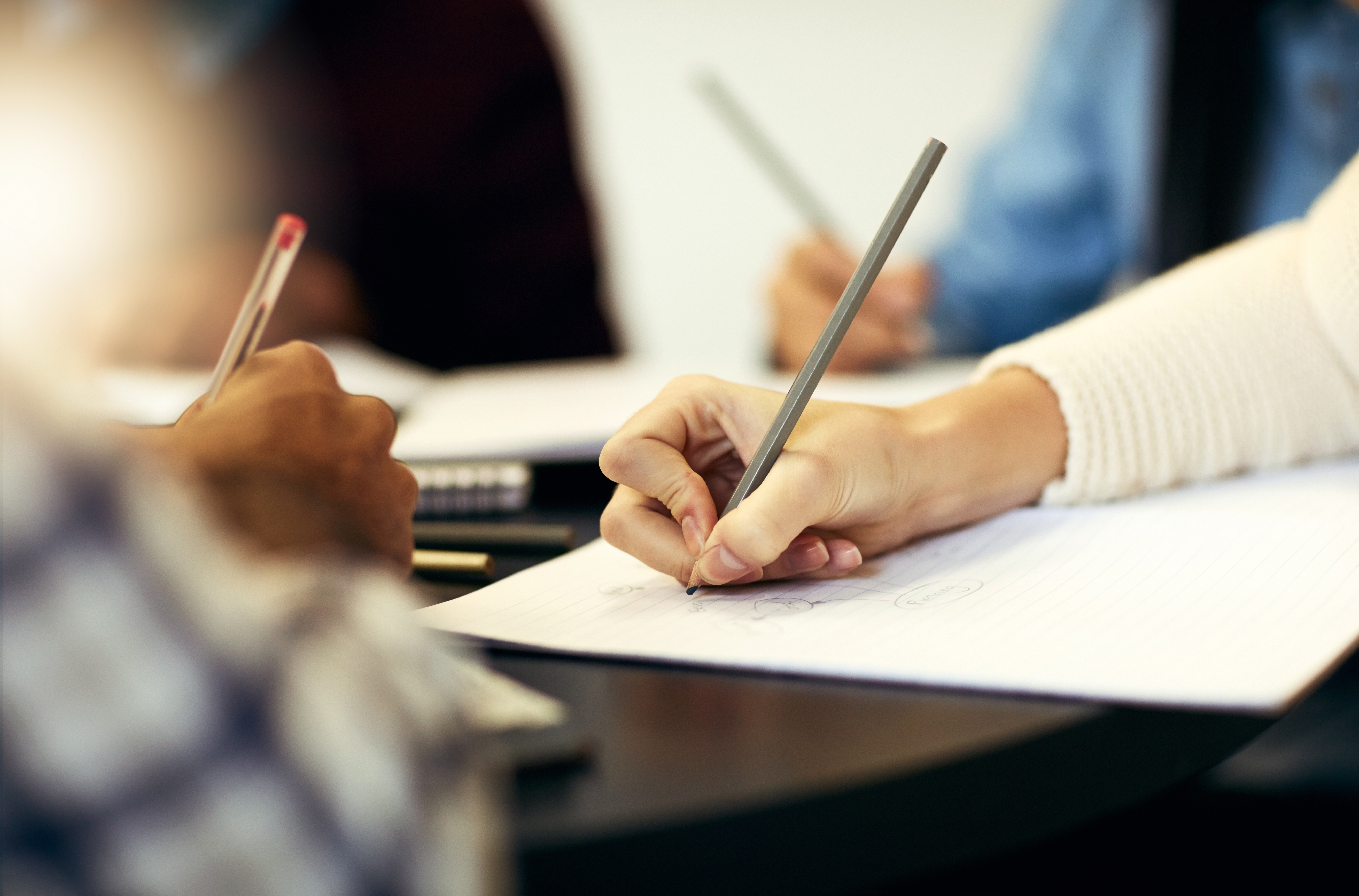 ノートをとる学生たち